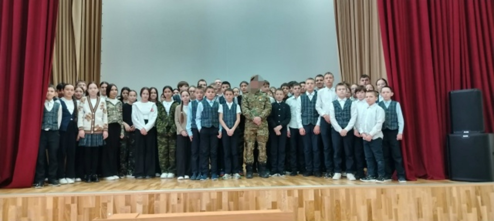 Шкул ачисем СВОна хутшăнаканпа тĕл пулнă