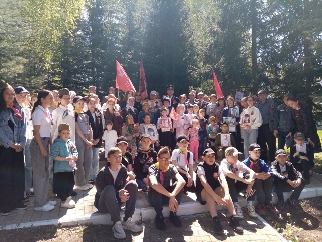 Шкул ачисем салтак пӑттипе хӑналаннă