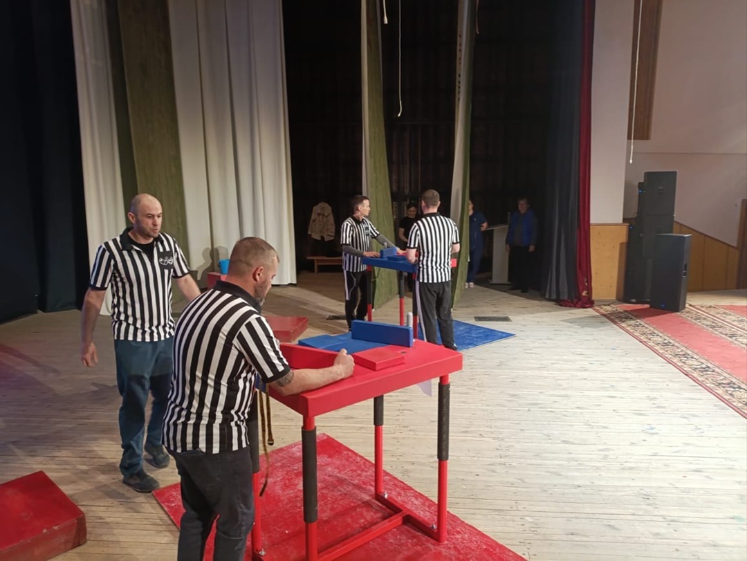 Пишпÿлекре армрестлингпа уҫӑ ӑмӑртусем иртнĕ