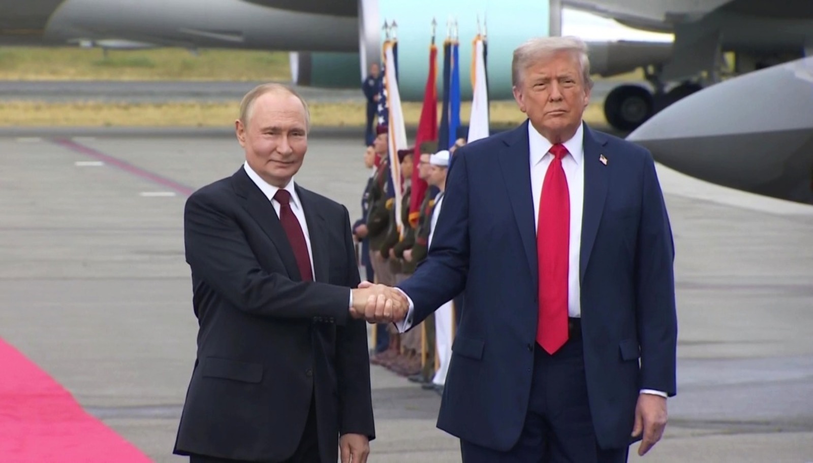 Трамп Путинпа тата Зеленскийпе виҫӗ енлӗ тӗлпулу хатӗрленине пӗлтернӗ