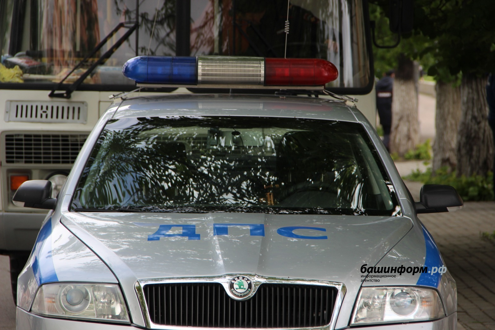 Уфара водитель иномаркӑсӑр тӑрса юлнӑ