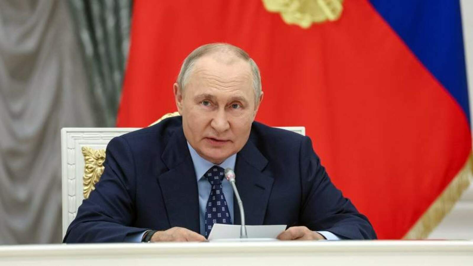 Путин Раҫҫее Патшалӑх ялавӗн кунӗ ячӗпе саламланă