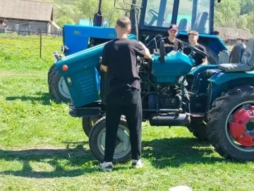 Хушăлкари вăтам шкулта тракторпа çÿрессин экзаменӗсем вӗҫленнĕ