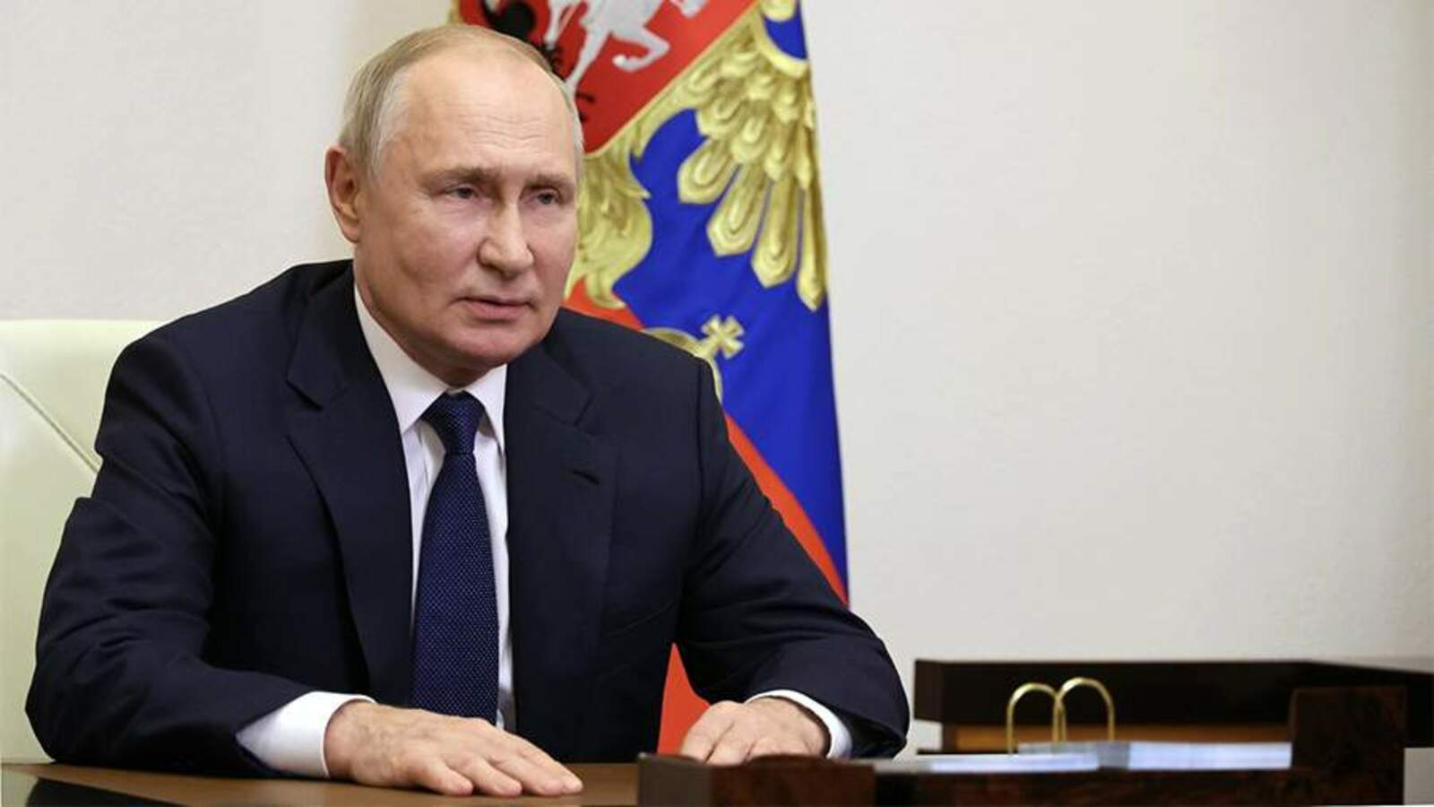Путин Раҫҫей Тӗп суйлав комиссийӗн коллективне ведомство йĕркеленни 30 ҫул ҫитнипе саламланă