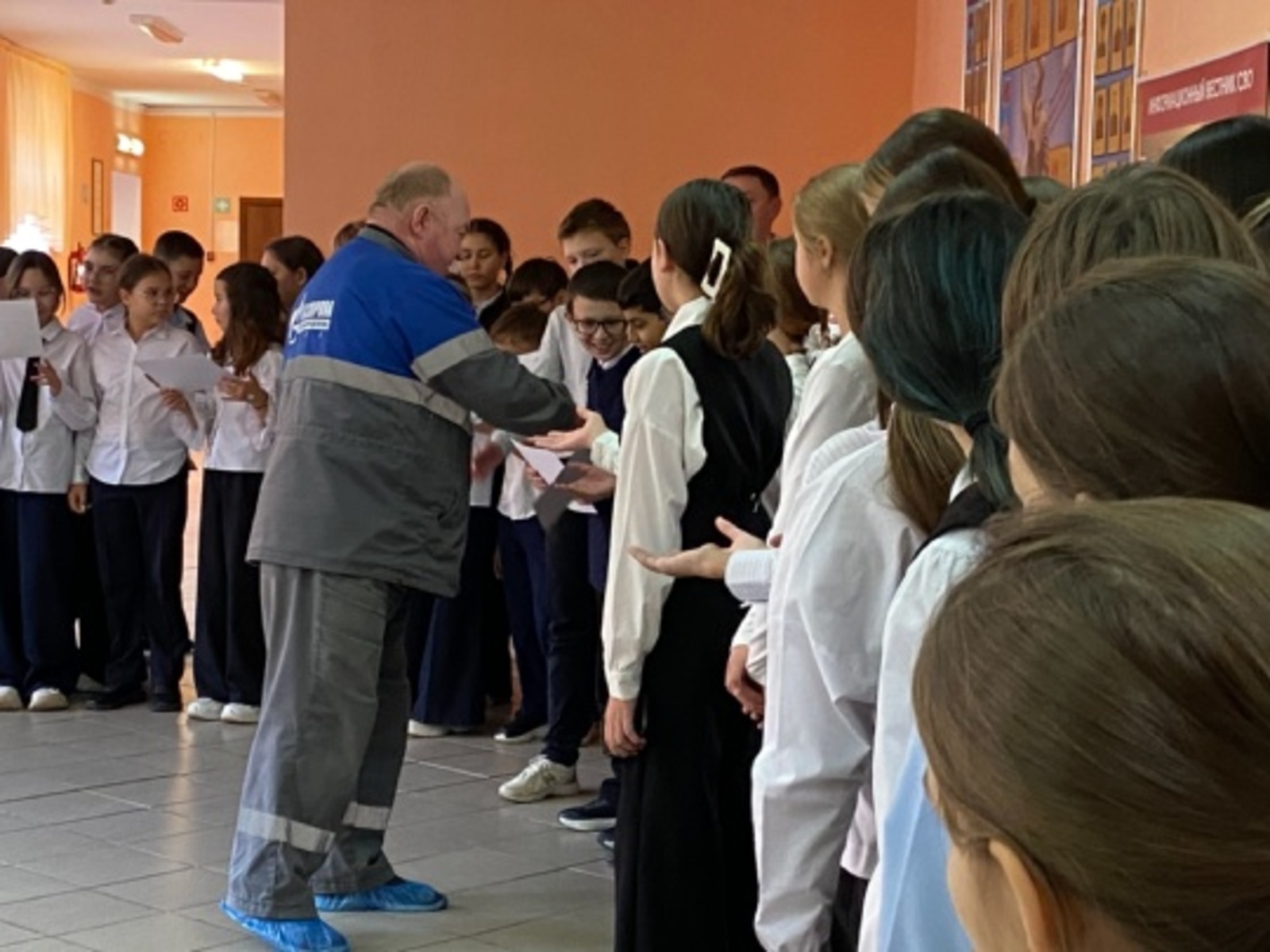 Шкулта вĕренекенсем газпа усă курмалли правилăсене аса илнĕ