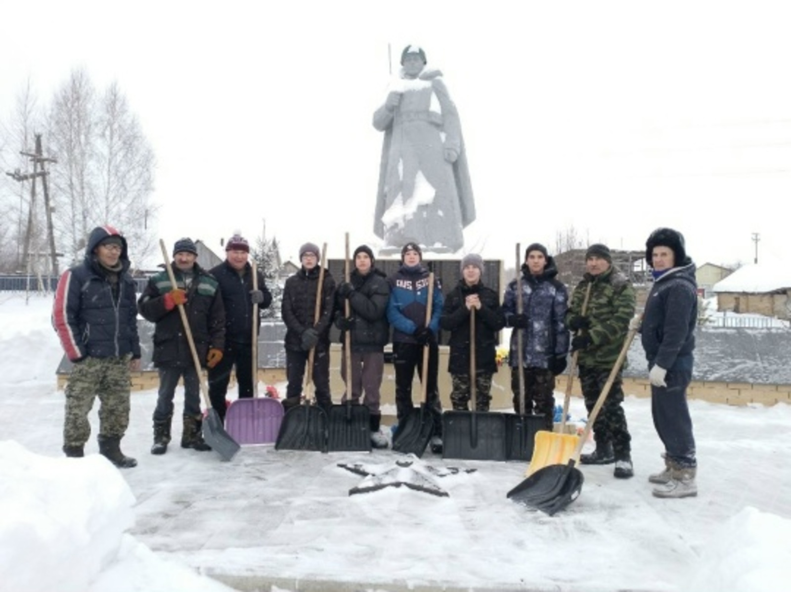 Хушăлкасем туслӑ командӑпа Ҫӗнтерӳ паркне юртан тасатнă