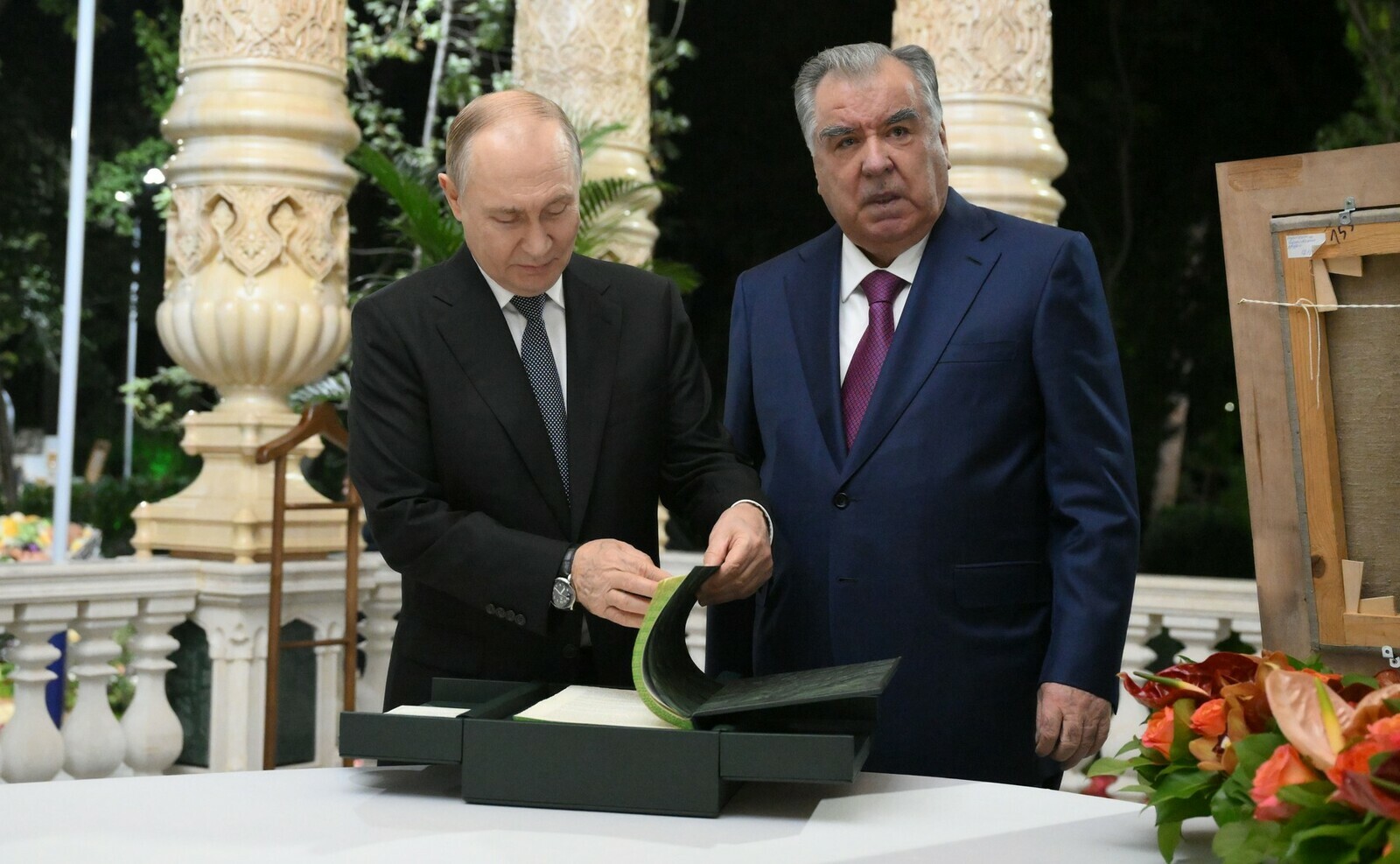 Путин Рахмона таджиксен историйӗпе кӗнеке парнеленӗ