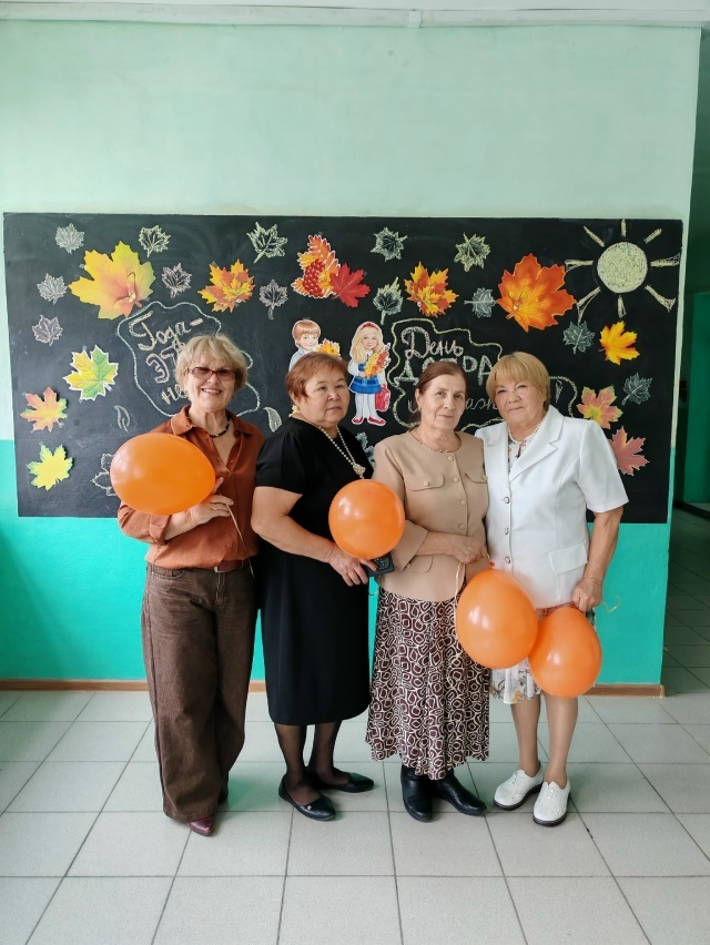 Пишпÿлекри 2-мӗш вăтам шкулта Ваттисен кунне паллă тунă