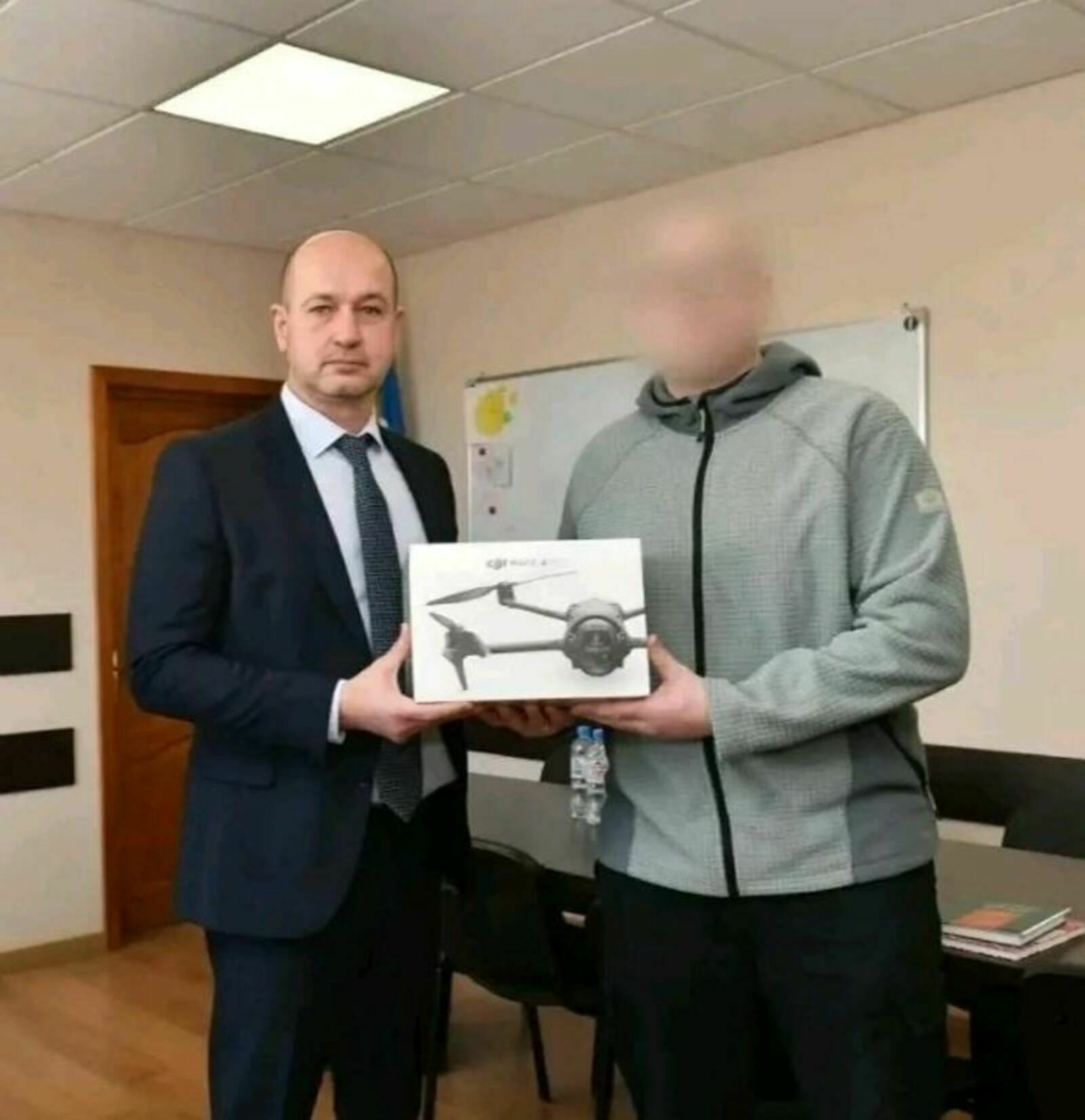 Максим Ульчев передал квадрокоптер и тепловизор бойцу СВО