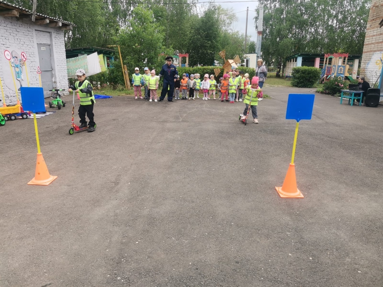 Ача садĕнче çул-йĕр хăрушсăрлăх правилисене пăхса тухнă