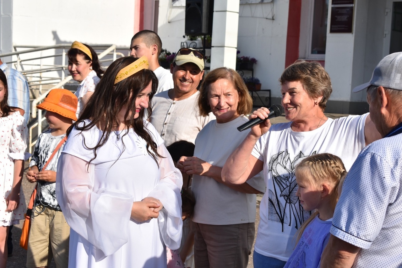 Пишпÿлекре Ҫемье, юрату тата шанчӑклӑх кунне паллă тунă