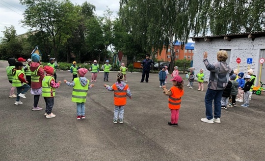 Ача садĕнче çул-йĕр хăрушсăрлăх правилисене пăхса тухнă