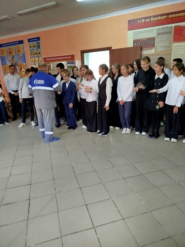 Шкулта вĕренекенсем газпа усă курмалли правилăсене аса илнĕ