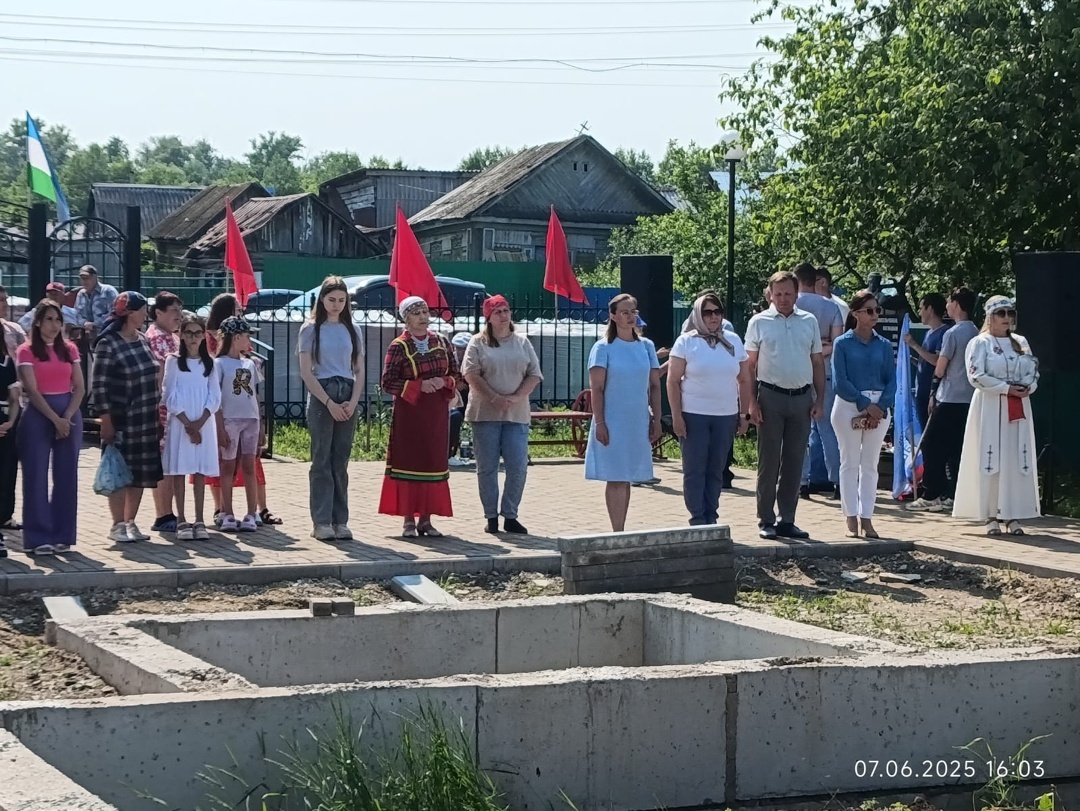 Ситекпуçĕнче СВОра пуçне хунисене халалласа обелиск уçнă