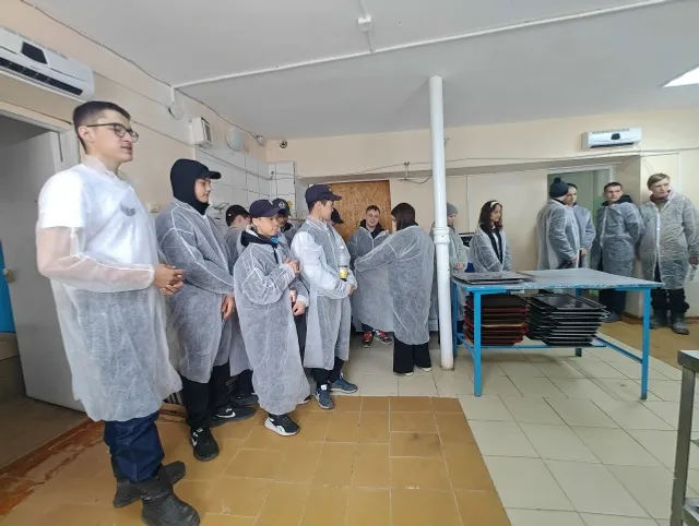 Шкул ачисем Пишпÿлек лимонадне тума вĕреннĕ