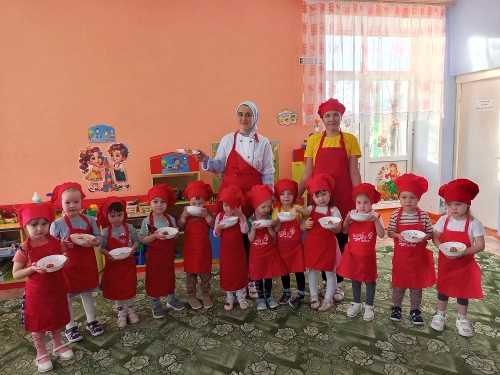 Ача садӗнче Повар кунне паллӑ тунă