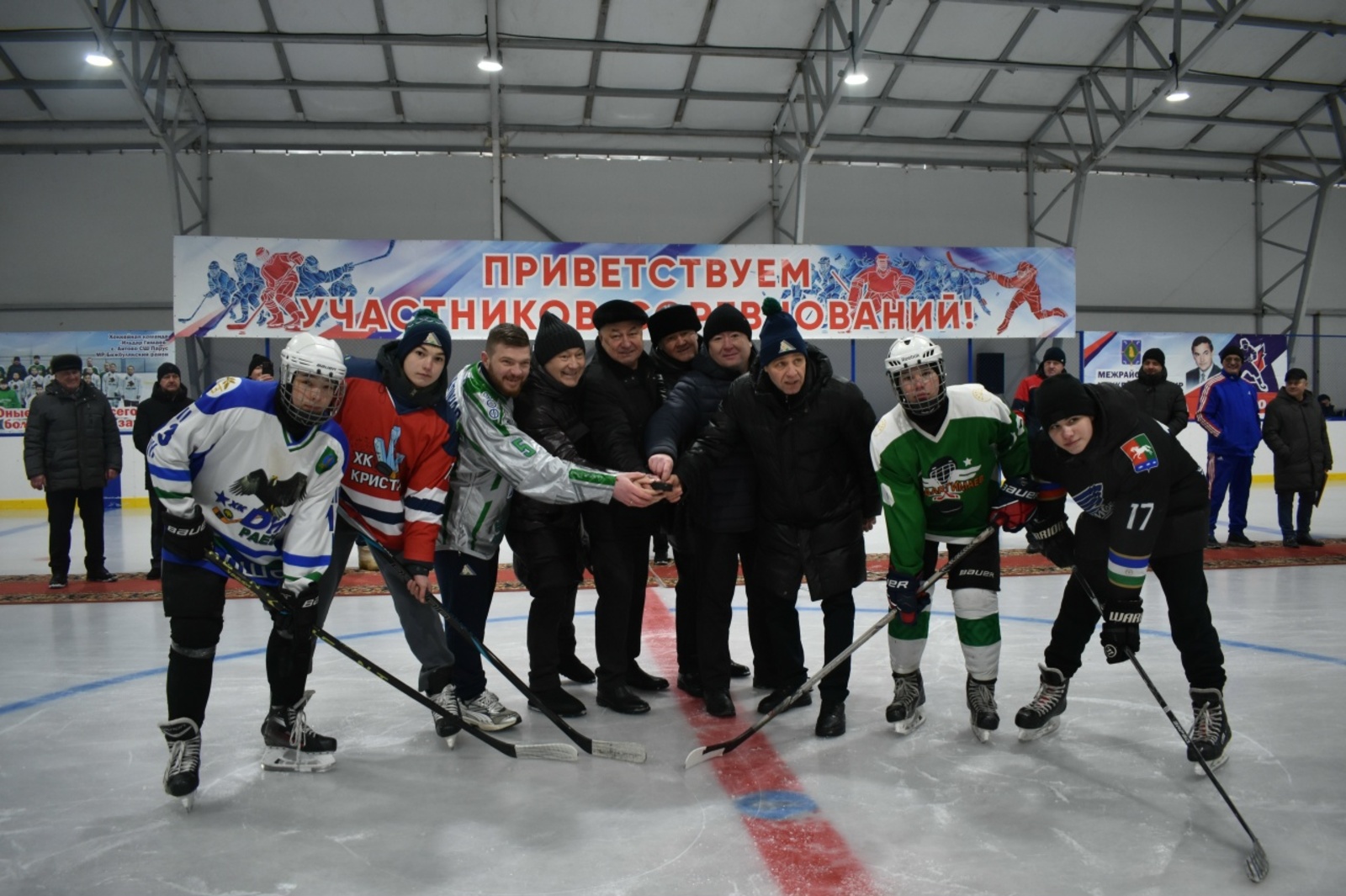 Аит ялӗнче ҫӗнӗ витнӗ хоккей курупкине савӑнӑҫлӑ уҫнă