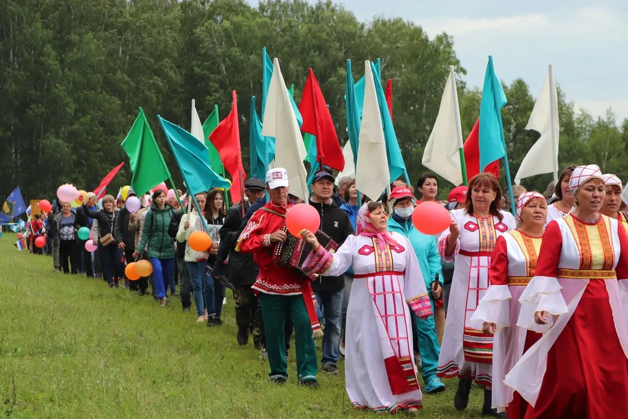 Первомайпа — Ҫуркунне, ӗҫ тата пӗрлӗх уявӗпе чун-чӗререн саламланине йышӑнӑр!