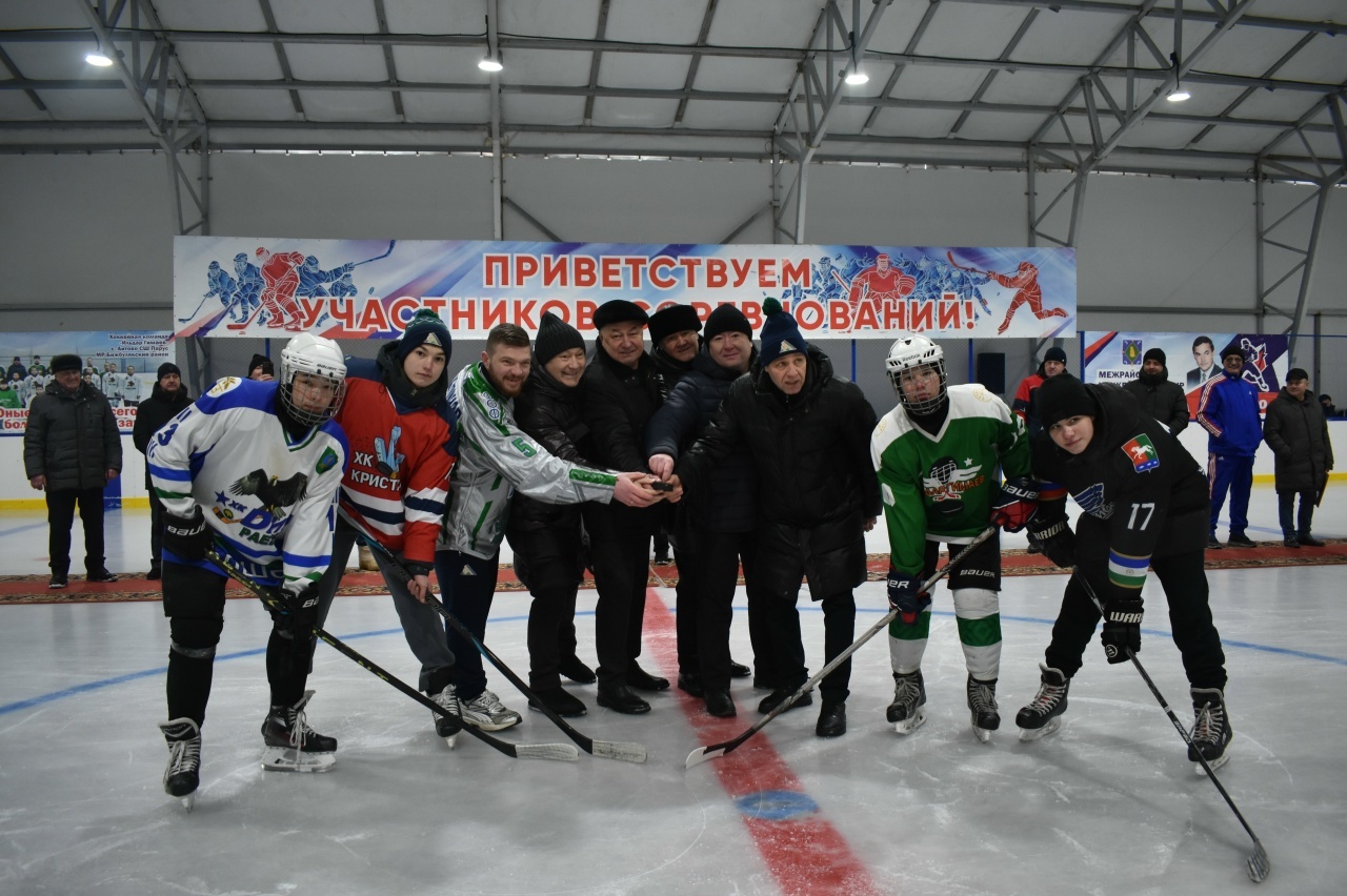 Аит ялӗнче ҫӗнӗ витнӗ хоккей курупкине савӑнӑҫлӑ уҫнă