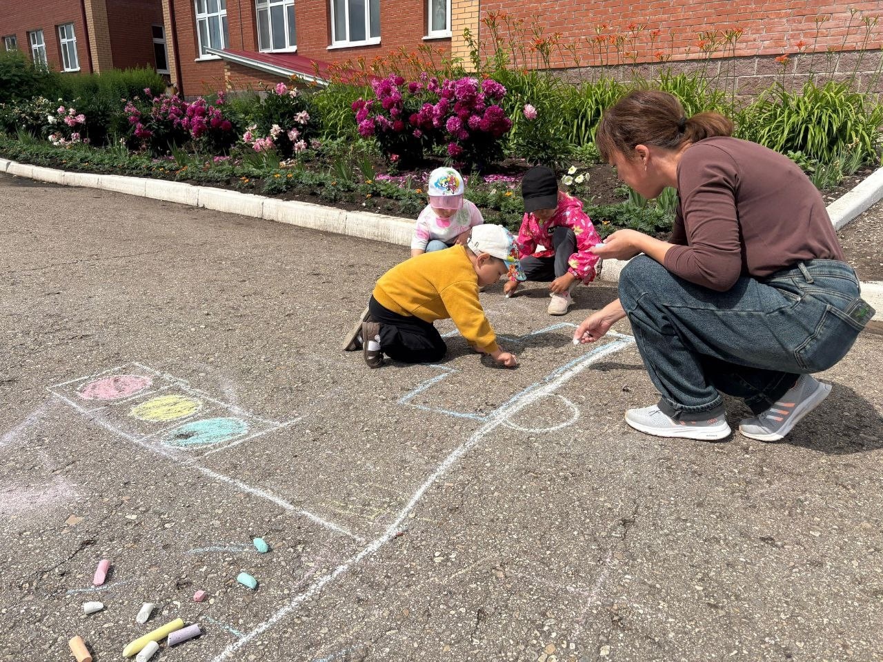 Çул-йӗр правилисем ача садӗнче асфальт ҫинче