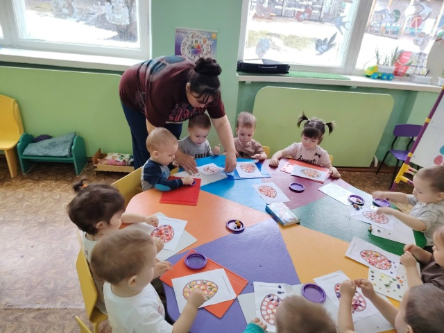 Ачасем Мӑнкун ҫӑмартисене илемлетмелли ырӑ йӑлапа паллашнă