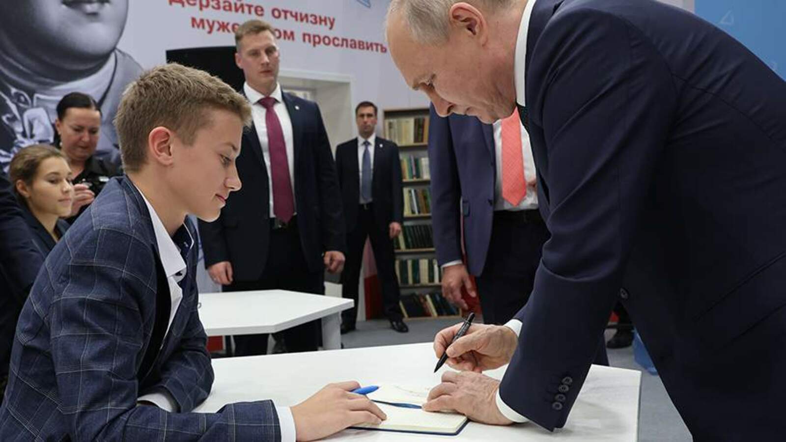 Путин шкул ачине унӑн сӑввисене пичетлесе кӑларма пулӑшма шантарнă