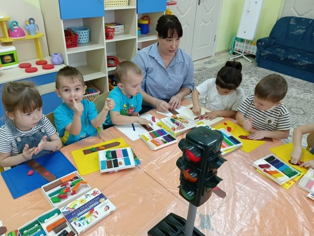 Кӗҫӗн ушкӑн воспитанникӗсем светофорăн тĕсĕсене аса илнĕ