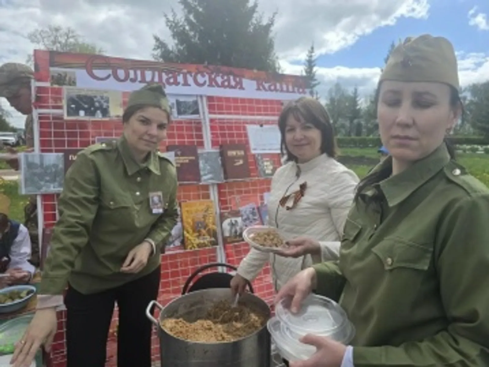 Ҫӗнтерӳ кунӗнче библиотека ӗҫченӗсем салтак пӑттипе сăйланă