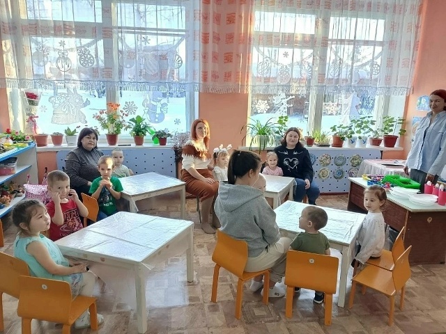 Аслисемпе ачасем пӗр-пӗринпе хаваспах хутшӑннă