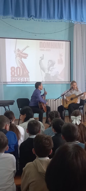 Аит шкулĕнче Çĕнтерÿ 80 ҫул ҫитнине халалланӑ концерт пулнă