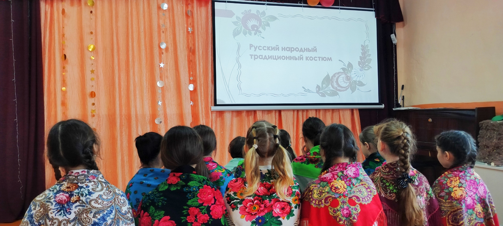 Вырӑс халӑхĕн йӑлана кӗнӗ костюмӗ çинчен калаҫу иртнĕ