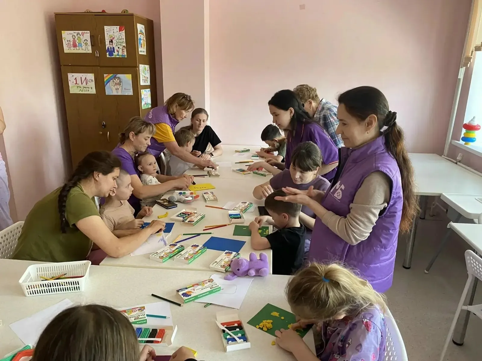 Больницӑри пластилинографи: Уфари волонтерсем ачасемпе «Хӗвел жирафӗ» йӗркеленӗ