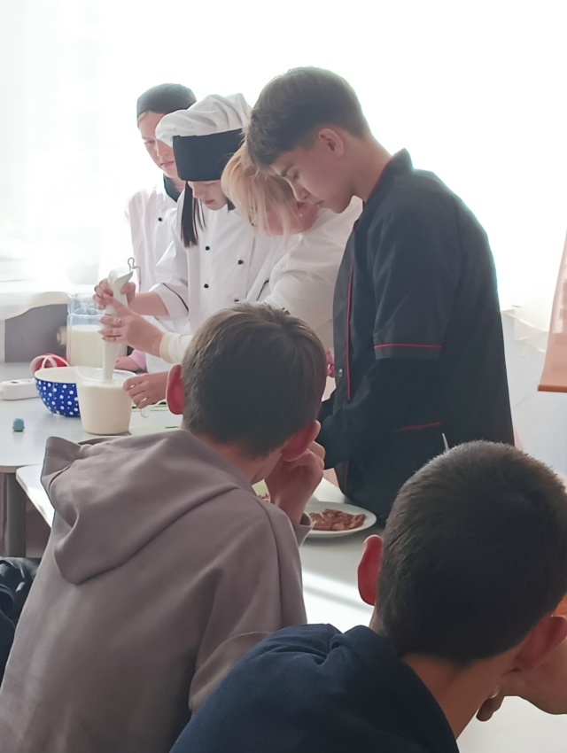 Шкул ачисем повар тата кондитер ĕçĕпе паллашма пултарнă