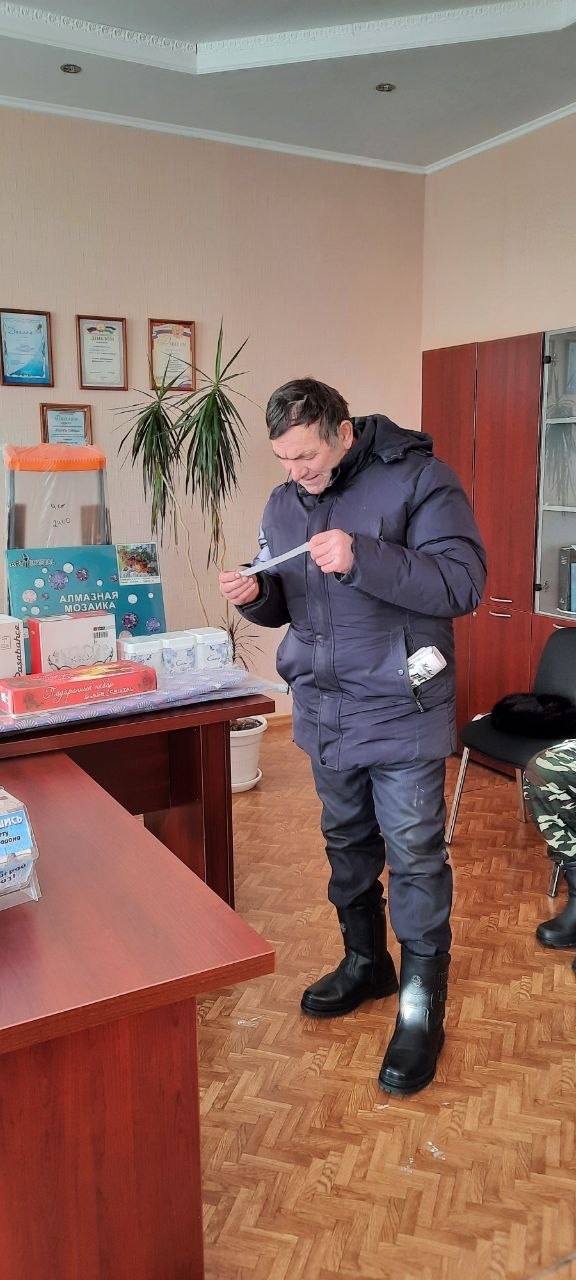 Уяв кӑмӑл-туйăмĕ тата район хаҫатӗнчен парнесем