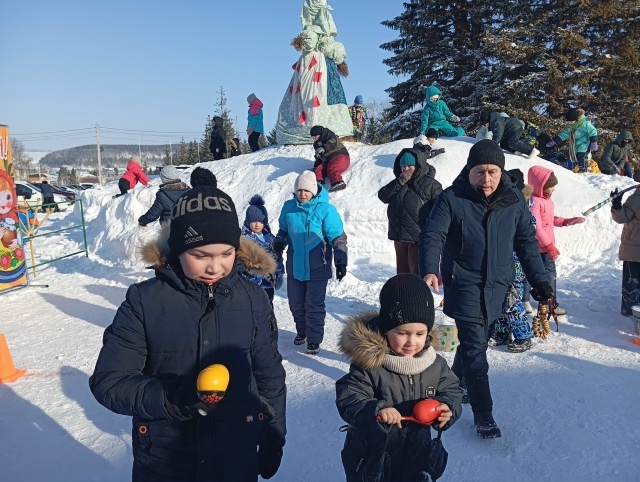Ача-пӑча пултарулӑх центрӗн коллективӗ Çăварни халӑх уявне хастар хутшăннă