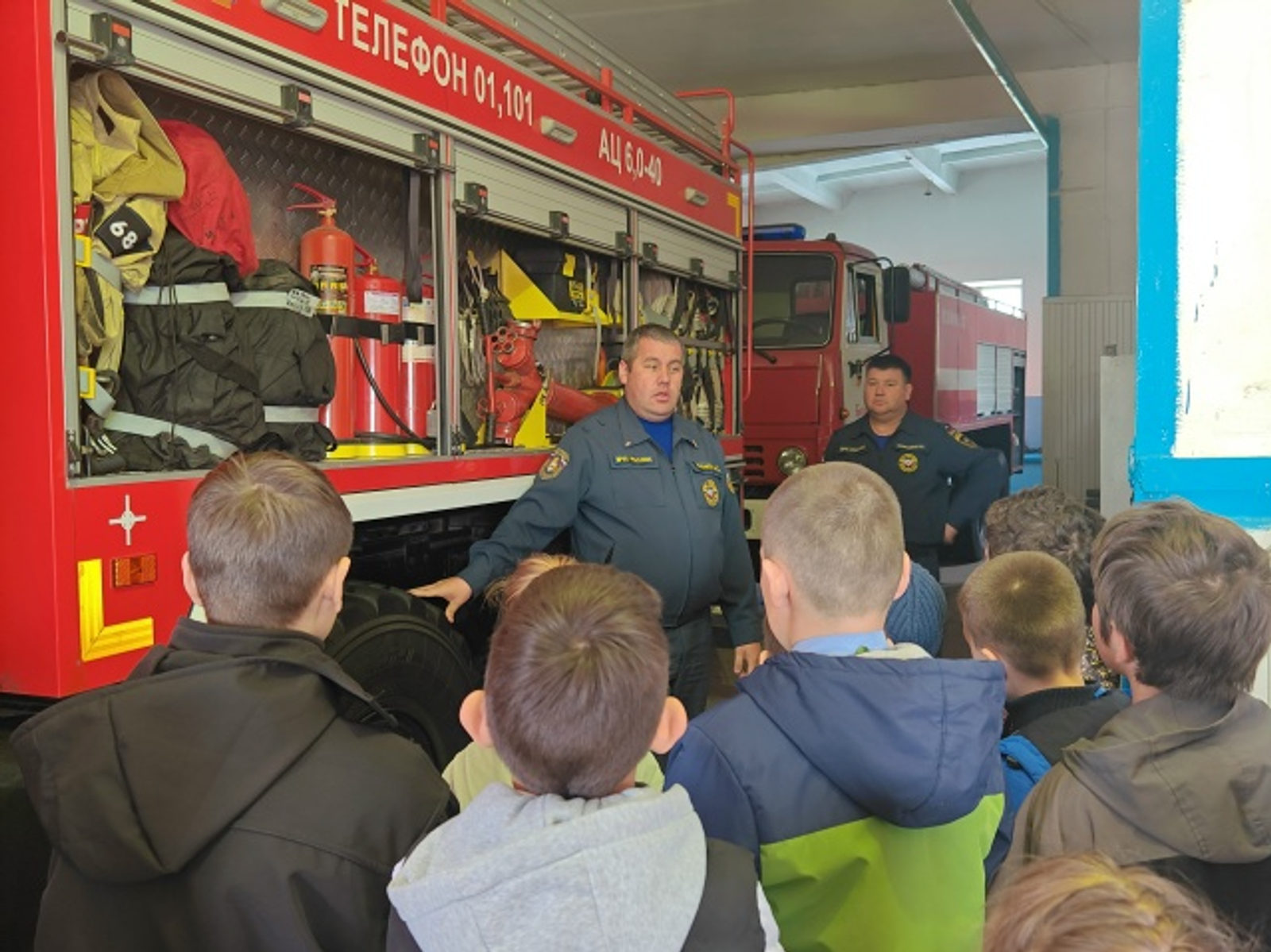 Шкул ачисем МЧС ӗҫченӗн профессийĕпе паллашнă