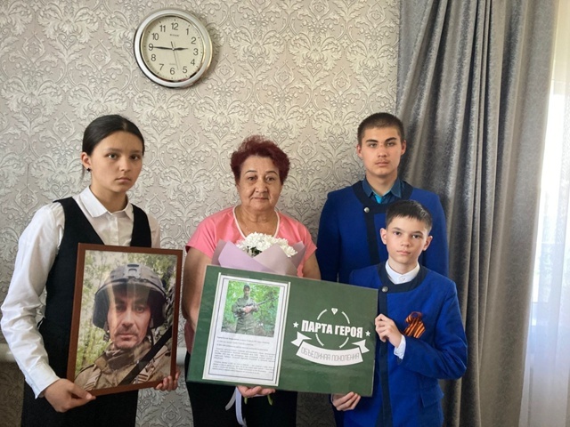 «Шаймуратов класӗ» СВОра пуçне хунă боецăн ҫемйине шефа илнӗ