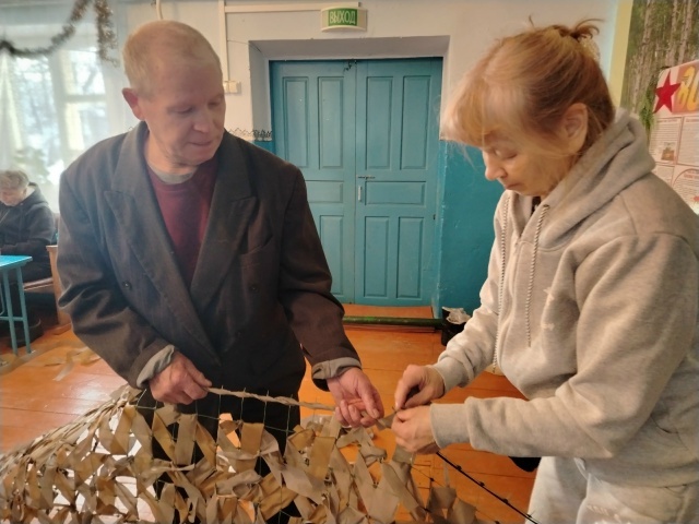 Кистенлĕпуçĕнчи ял клубĕнче боецсем валли маскировка сеткисем ҫыхаççĕ