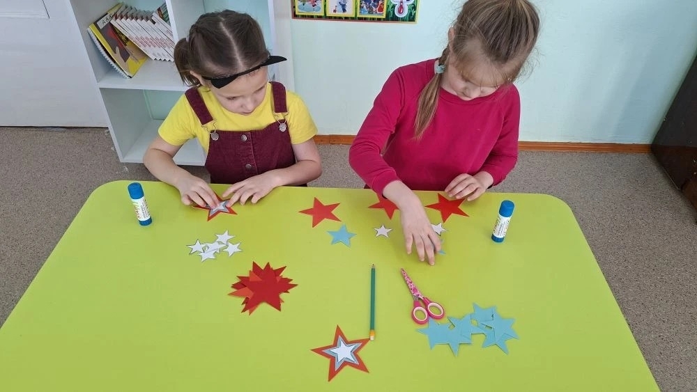 Ача садĕнче салтаксем валли ырӑ сунса амулетсем ӑсталанӑ