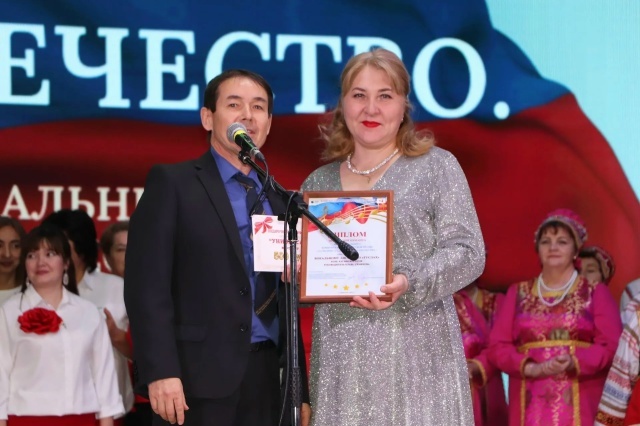 Хушăлкари «Туслӑх» юрă ушкӑнӗ район хаҫачĕн редакцийӗнчен парне илнӗ