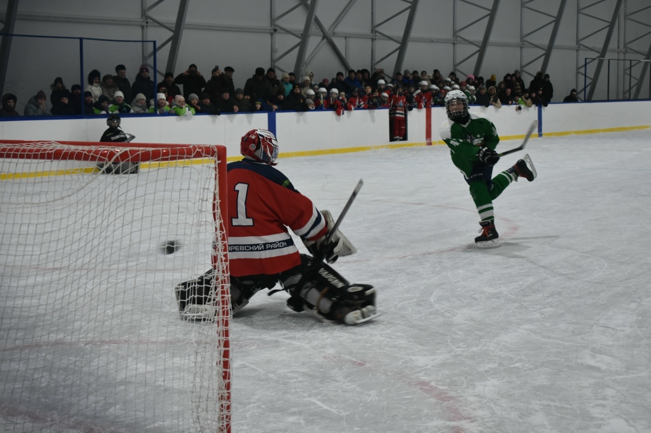 Аит ялӗнче ҫӗнӗ витнӗ хоккей курупкине савӑнӑҫлӑ уҫнă