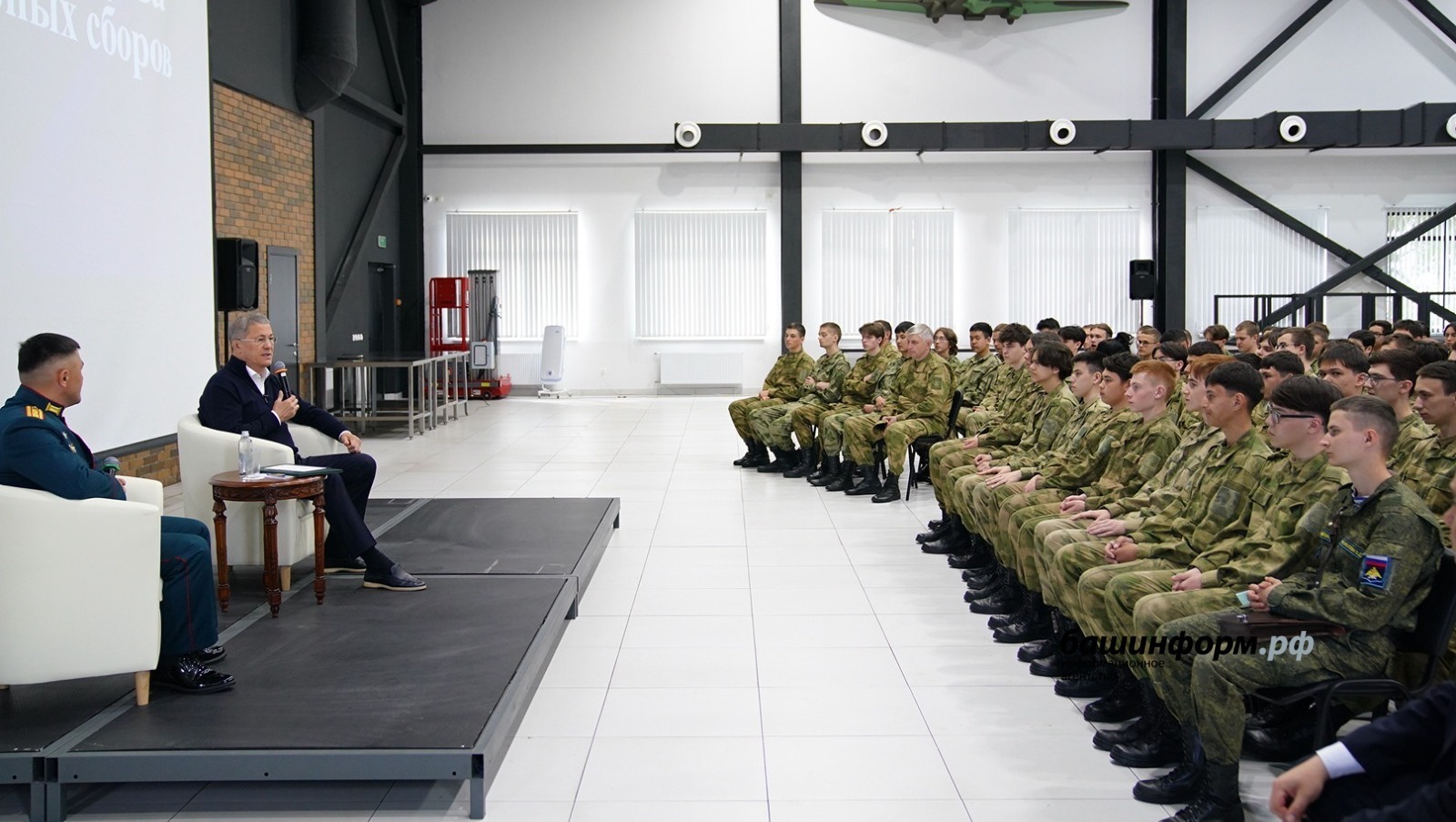 Радий Хабиров вӗренӳ пухӑвӗсене хутшӑнакансемпе тӗл пулнӑ