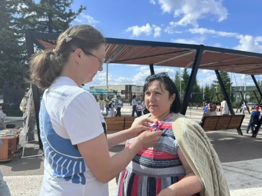 «Ҫӗнтерӳ волонтерӗсем» «Раҫҫей триколорӗ» патриотла акци ирттернӗ