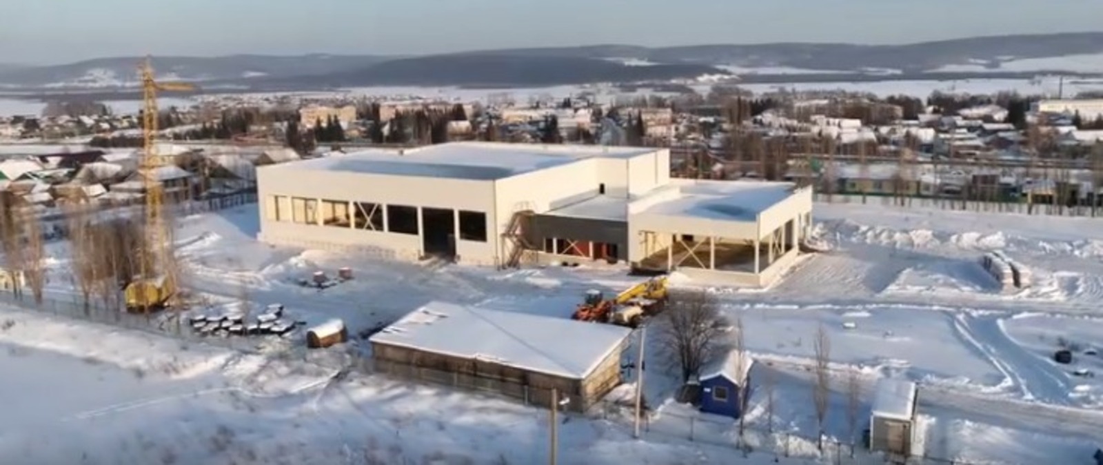 Радий Хабиров Малояз ялӗнче тӑвакан спорткомплекса ҫитсе курнӑ