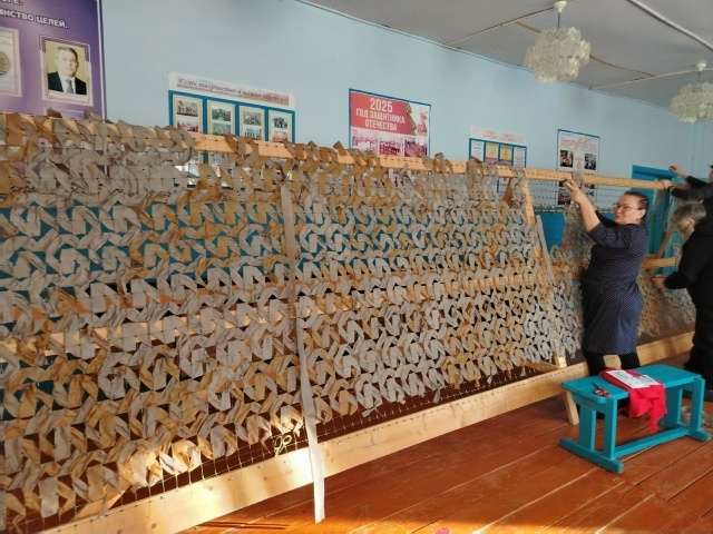 Кистенлĕпуçĕнчи ял клубĕнче боецсем валли маскировка сеткисем ҫыхаççĕ