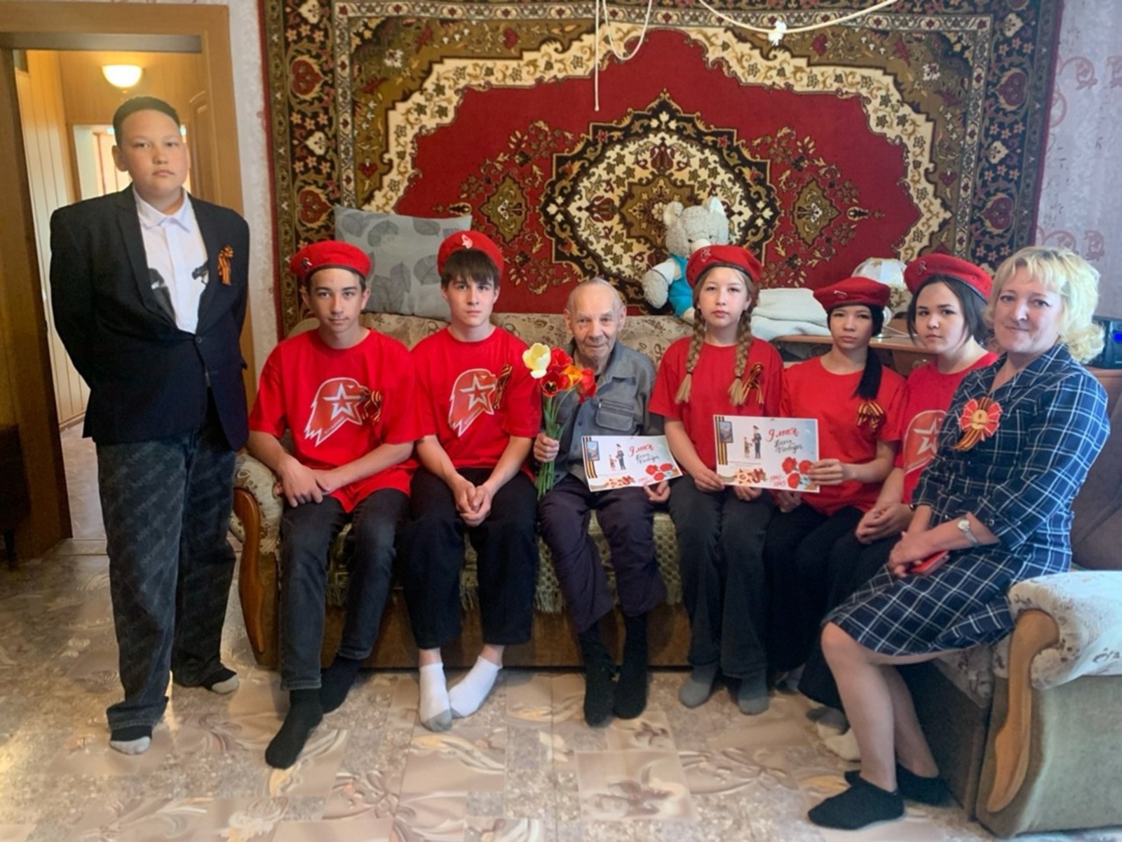 Михайловкăри юнармеецсем вӑрҫӑ ачисем патне пырса курнӑ