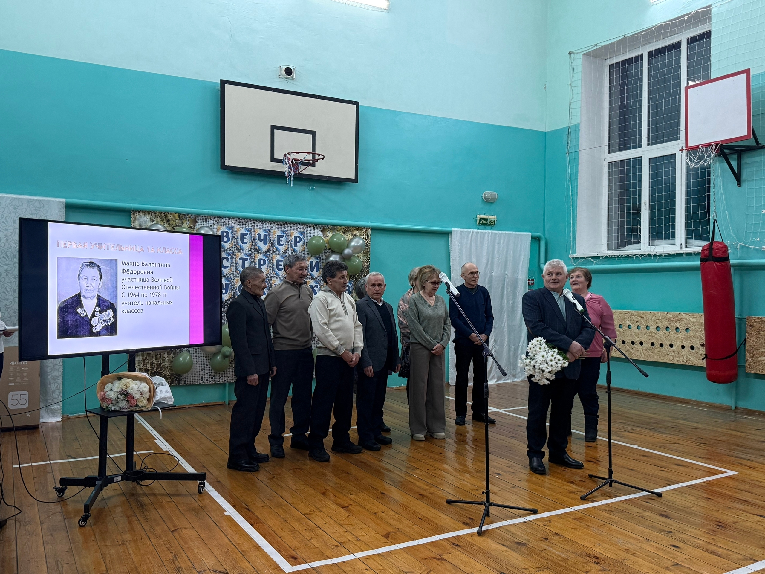 Астӑвӑм кӗнекине уҫа-уҫа юлташсене тӗл пулатӑп