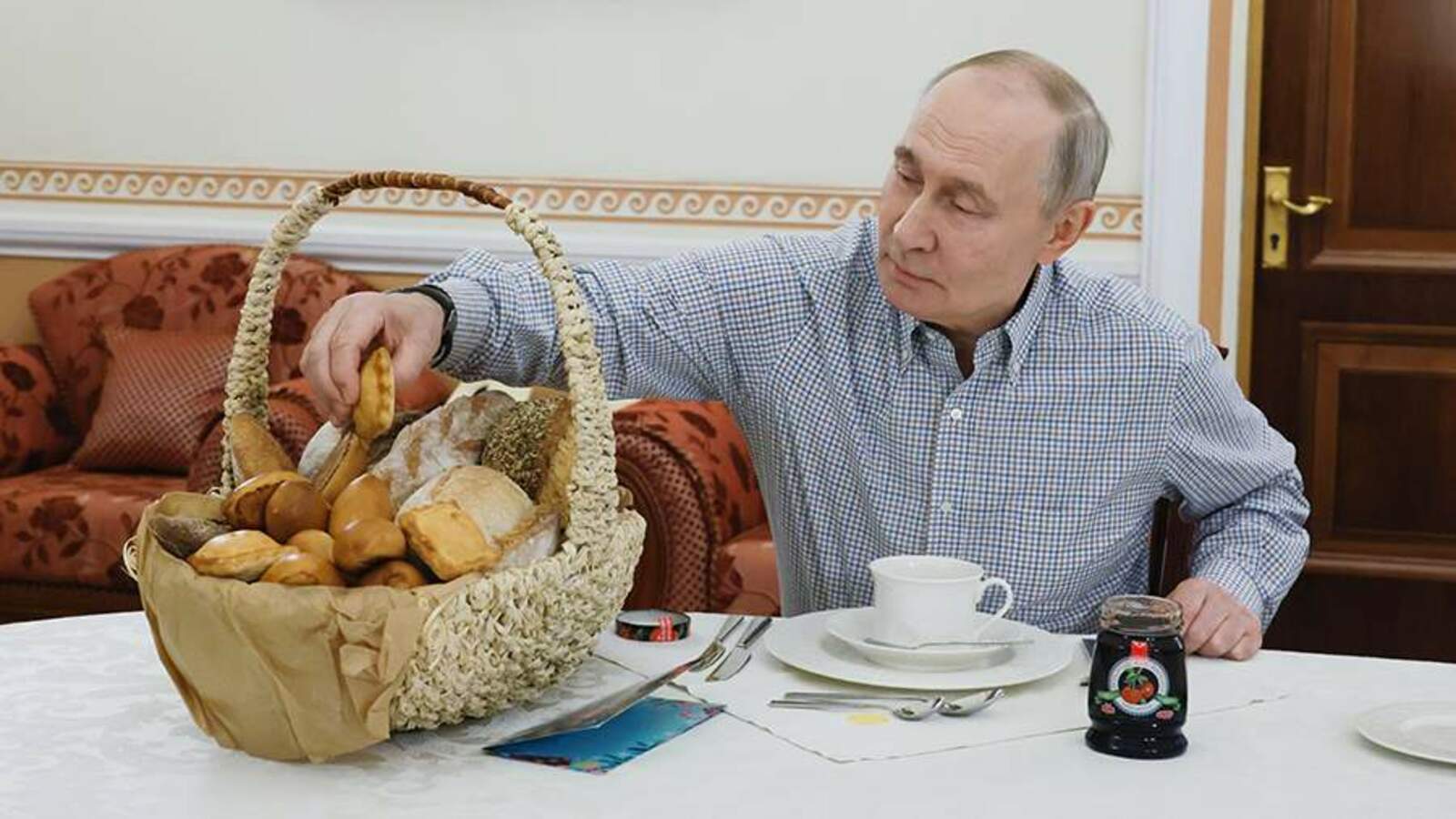 «Машенька» пекарня хуҫи Путин парнеленӗ варени ҫинчен каласа панă