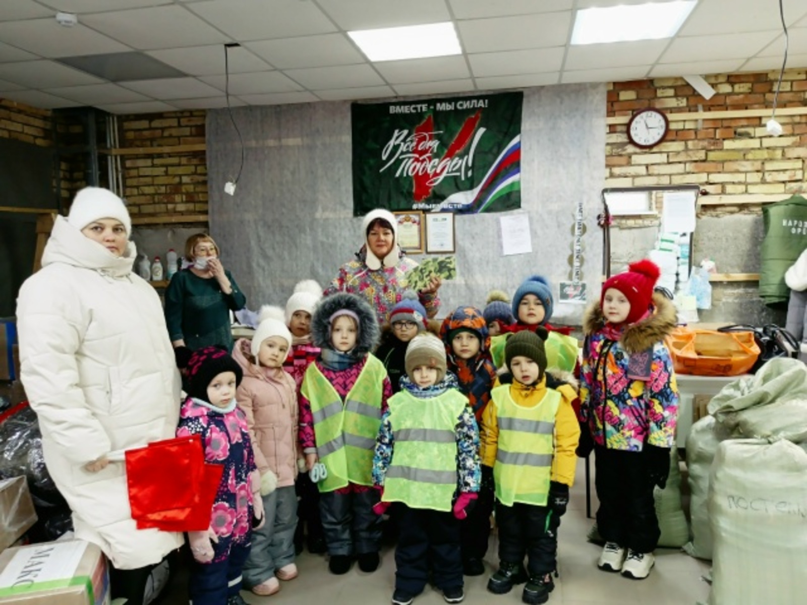 Ача садĕнче салтаксем валли ырӑ сунса амулетсем ӑсталанӑ