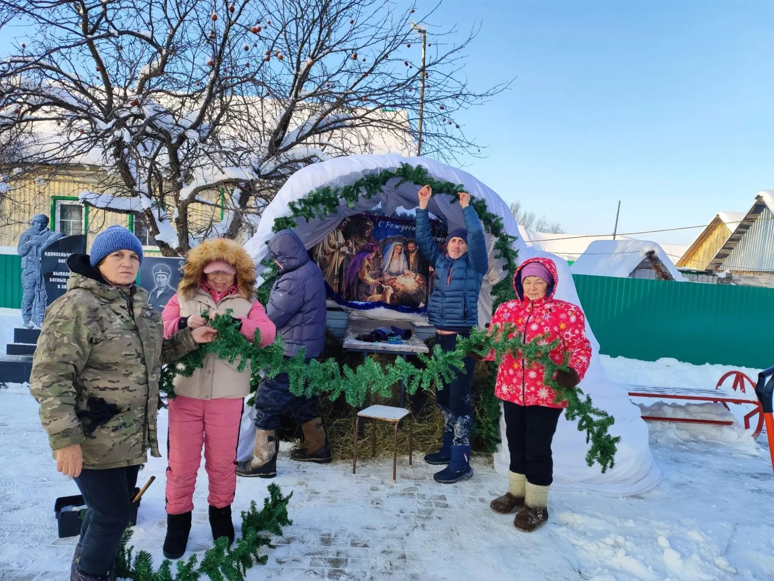 Ситекпуçĕнче Иисус Христос ҫуралнин сценине символла кӑтартнă